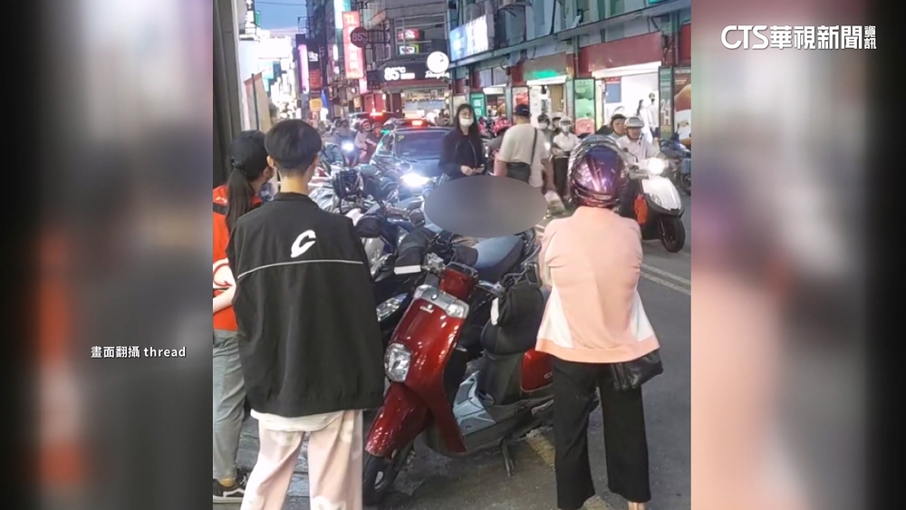 汽機車街頭對峙逾10分鐘　民眾「露天理髮」旁觀