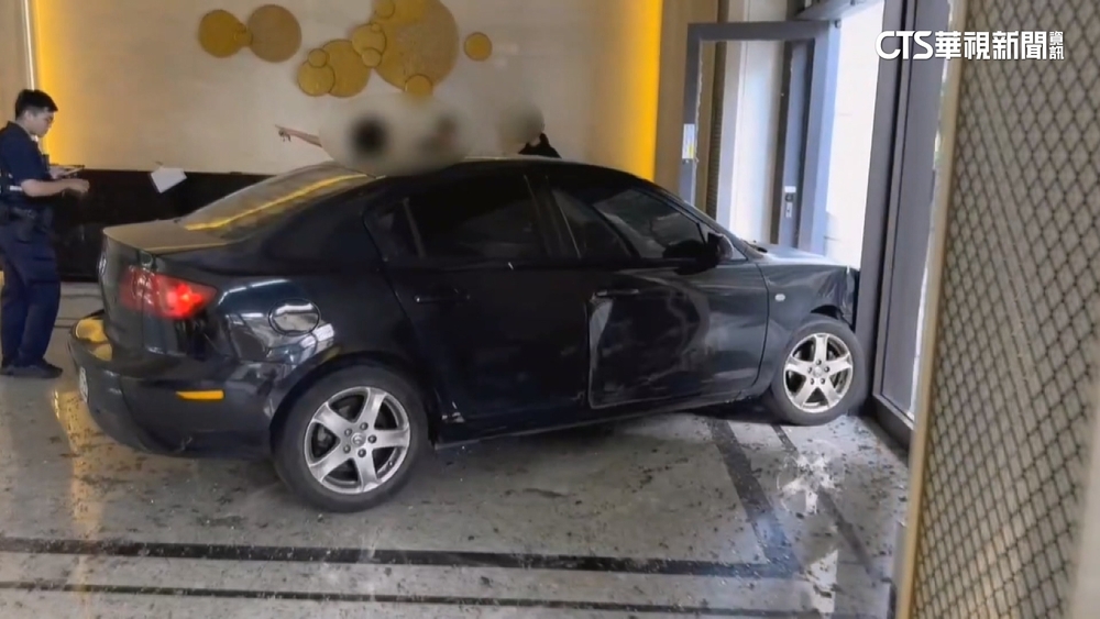 爛醉父抱3歲兒開車撞大廳　事發後躲工地落網