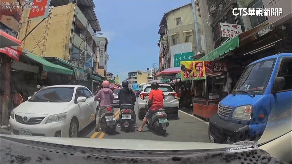 休旅車霸路違停　女按喇叭反遭打車控警冷處理