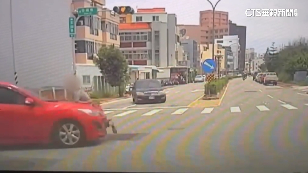 行人沒走斑馬線.駕駛未注意路況　閃燈路口驚險撞