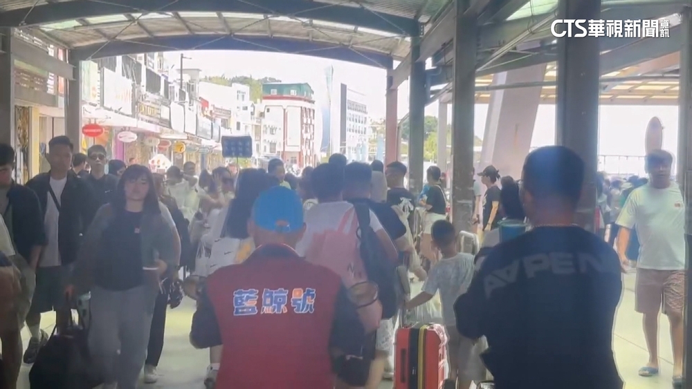 小琉球碼頭湧現收假人潮　舊鐵橋花海遭隨意踩踏