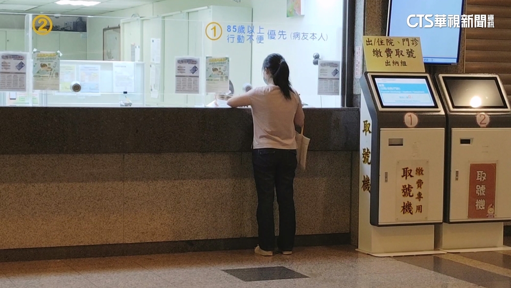 有詭？行員台大醫收387萬「放地上」　遭雨衣男抱走