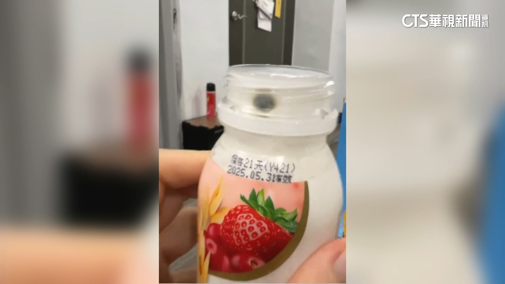 買即期優格飲驚見「青綠霉點」　醫師：恐致急性腸胃炎
