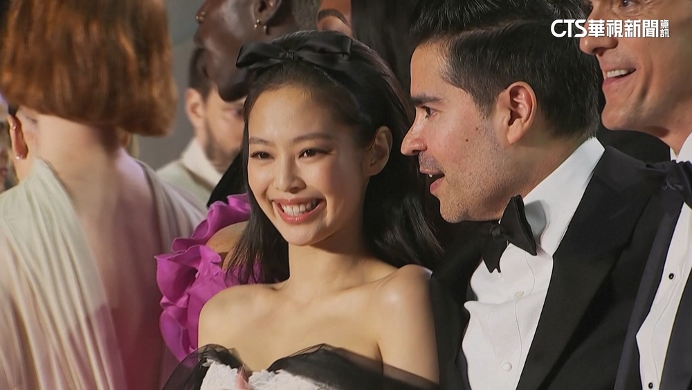 Jennie捐款醫學院惹議　韓網友疑為VIP待遇