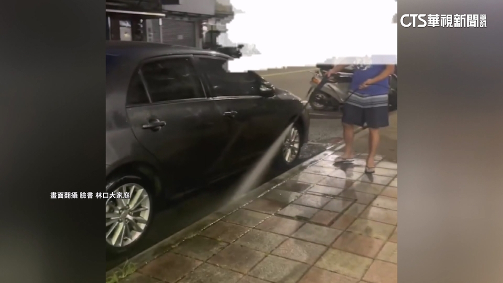 店家洗地「泥石噴路邊車」　車主制止未果怒告毀損