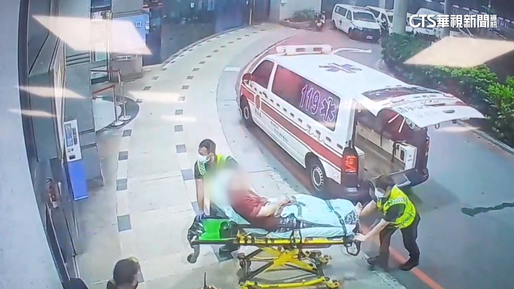 恐怖！逛夜市驚爆「當街濺血」　兄持利器追砍弟