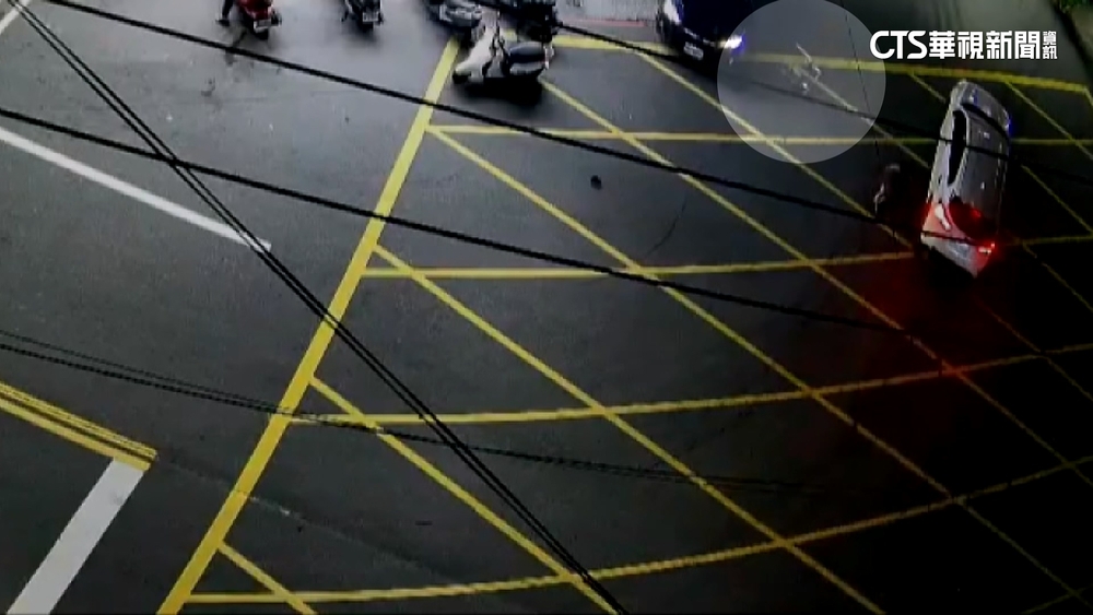 翁拄助行器過馬路遭撞　家屬轟駕駛看一眼問「有撞到人？」