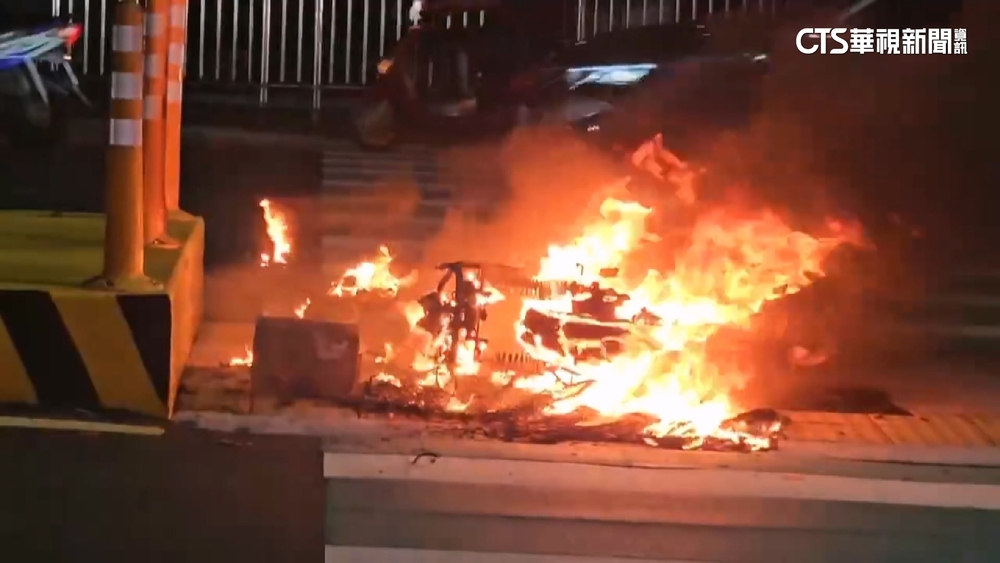 二手電動機車騎一半突竄火　騎士跳車逃命
