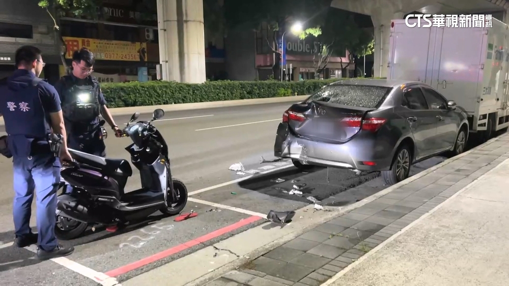 騎士撞破路邊轎車後擋風玻璃　酒測值0.89