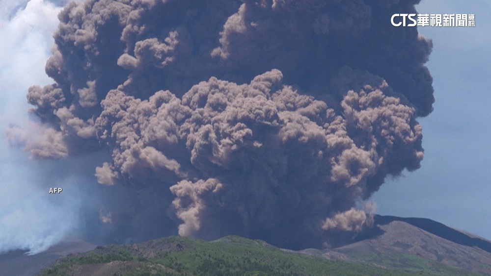 義大利埃特納火山噴發　蒸氣.火山灰柱直衝雲霄