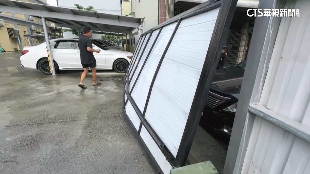 要從鄰居家通過遭拒！　男撞大門落跑　身分疑「砸車主嫌」