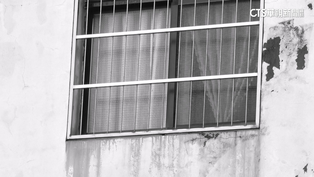 阿嬤泡牛奶暫離　2歲孫踩箱「窗簾繩勒頸」昏迷