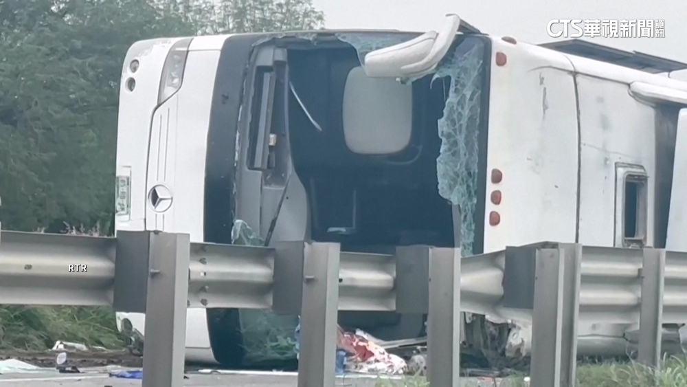 墨西哥北部國道巴士失控翻覆　11死17傷