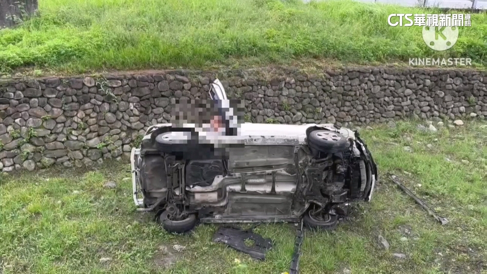 稱「剎車失靈」！　駕駛擦撞路邊車後直墜3米深橋下