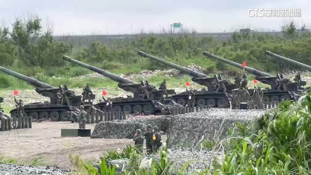 震撼！陸軍甲南陣地「重砲保養射擊」　265枚砲彈擊發