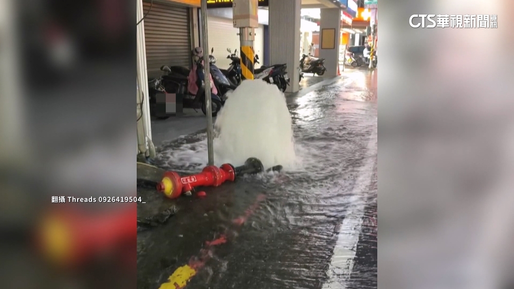 馬路現「噴泉」！　男撞消防栓又撞3機車　疑疲駕肇禍？