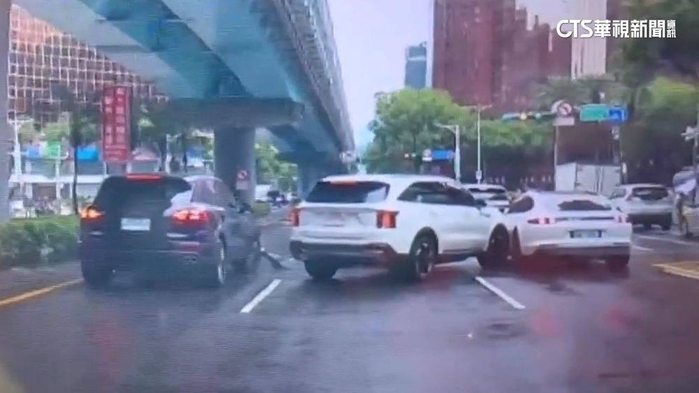 碰碰車！　休旅車撞2輛保時捷　網虧「命中有2捷」恐賠慘