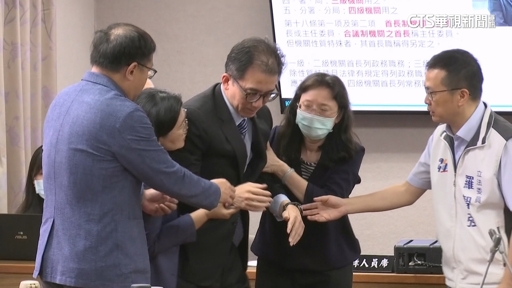 備詢到一半！考試院祕書長突暈倒　嚇壞全場