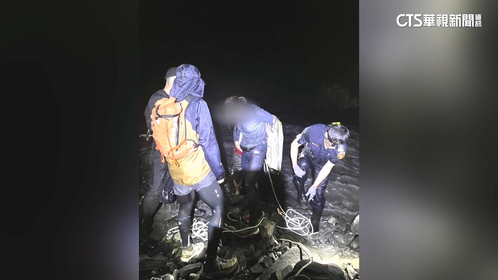 武界林道溪暴漲4山友受困　警涉溪拉繩驚險救出