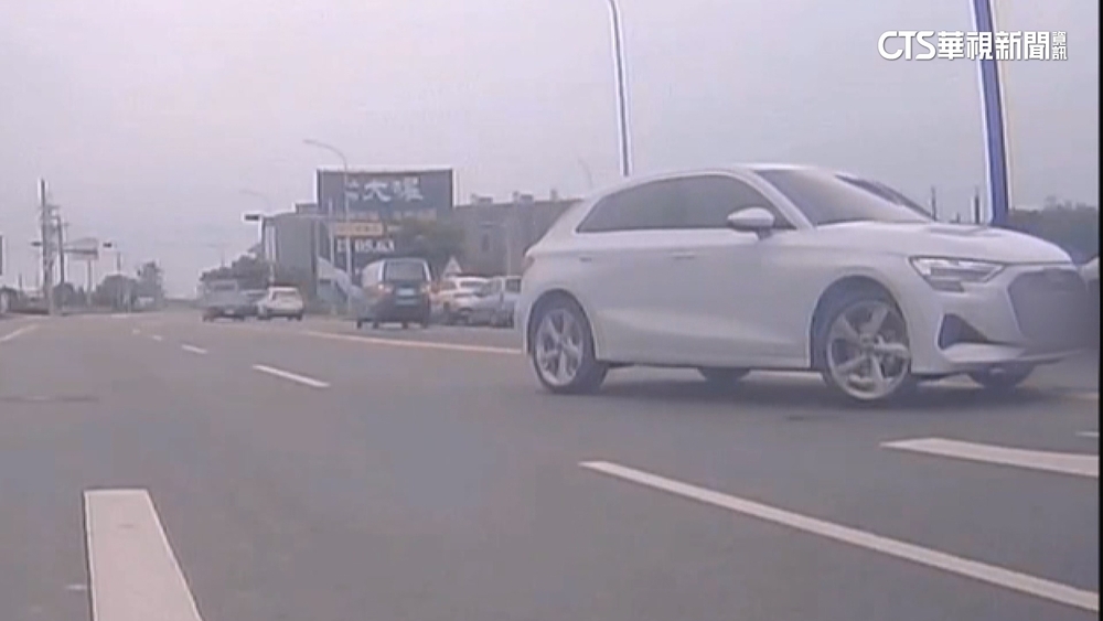 轎車快車道突倒車！違規迴轉進咖啡店　民眾直擊嚇