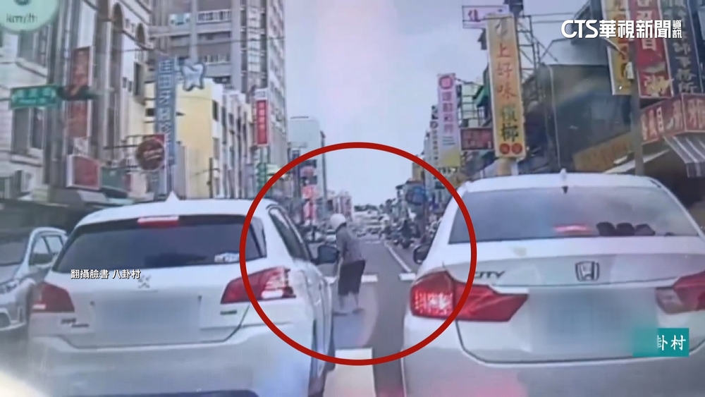 擦撞汽車卻想跑？駕駛緊拉肇事機車　警：誤會