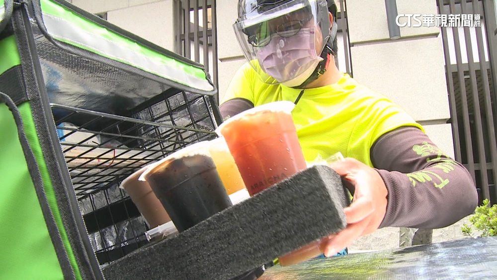 食藥署修法納管！　外送員禁「嚼口香糖」　違者恐罰2億