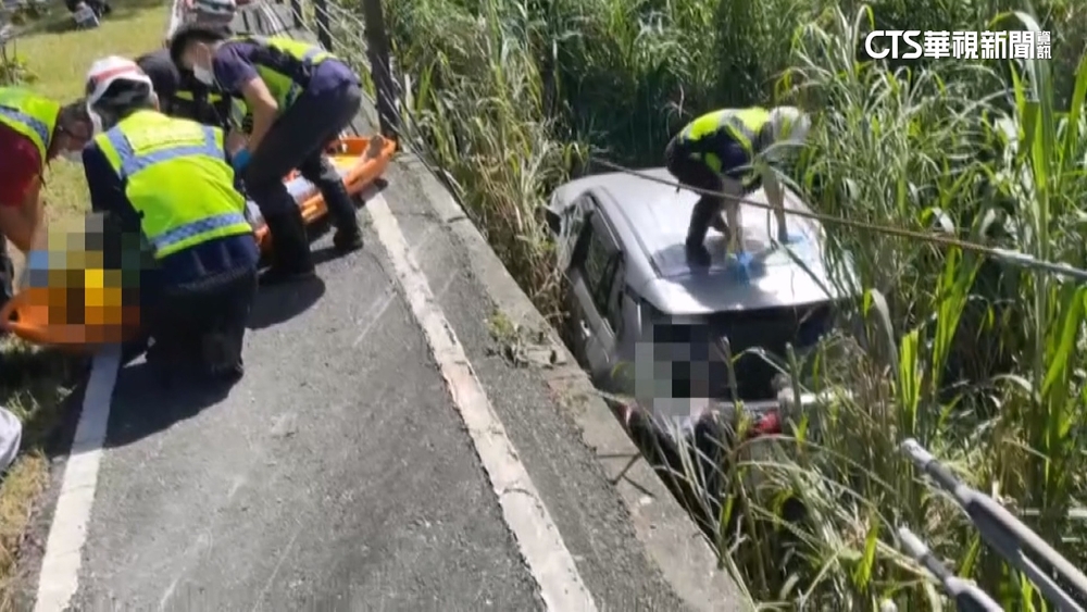 扯！無照騎士違規害轎車墜草叢　一家4口受傷送醫