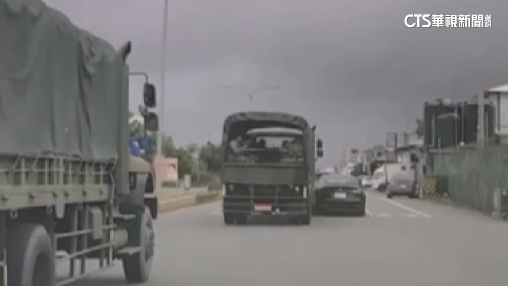 獨家直擊！切換車道不慎　八軍團軍卡追撞特斯拉