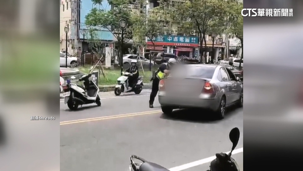 69歲駕駛蛇行逆向闖燈　警追1km亮槍逮人開17罰單