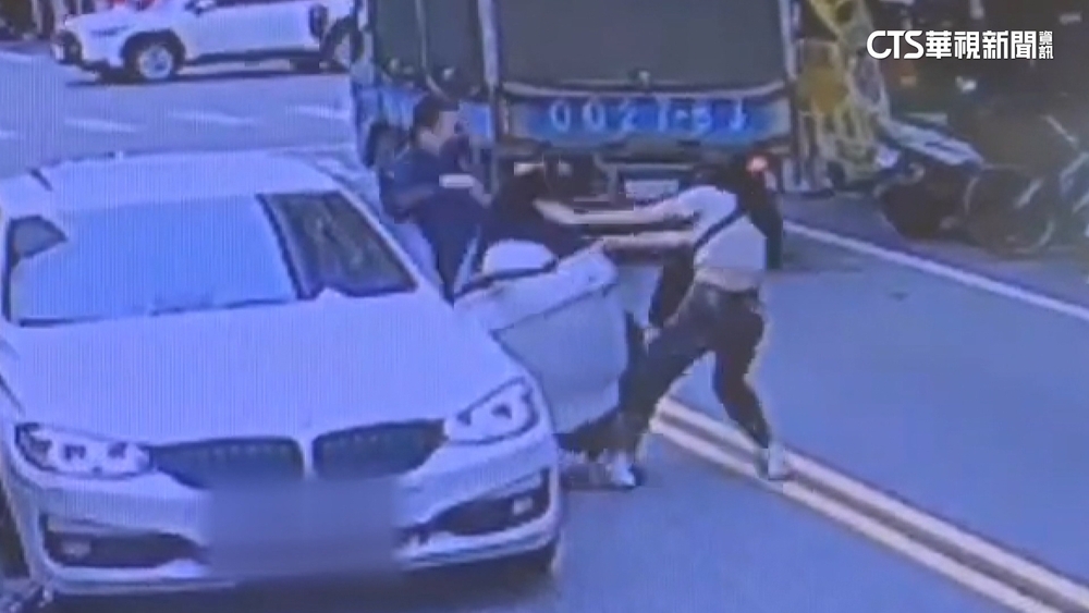 假車禍真搶劫？女遭撞倒搶行李箱　民眾相助險遭衝撞