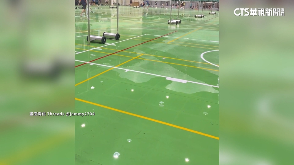 球場積水.電梯間變瀑布　成功高中：機械故障