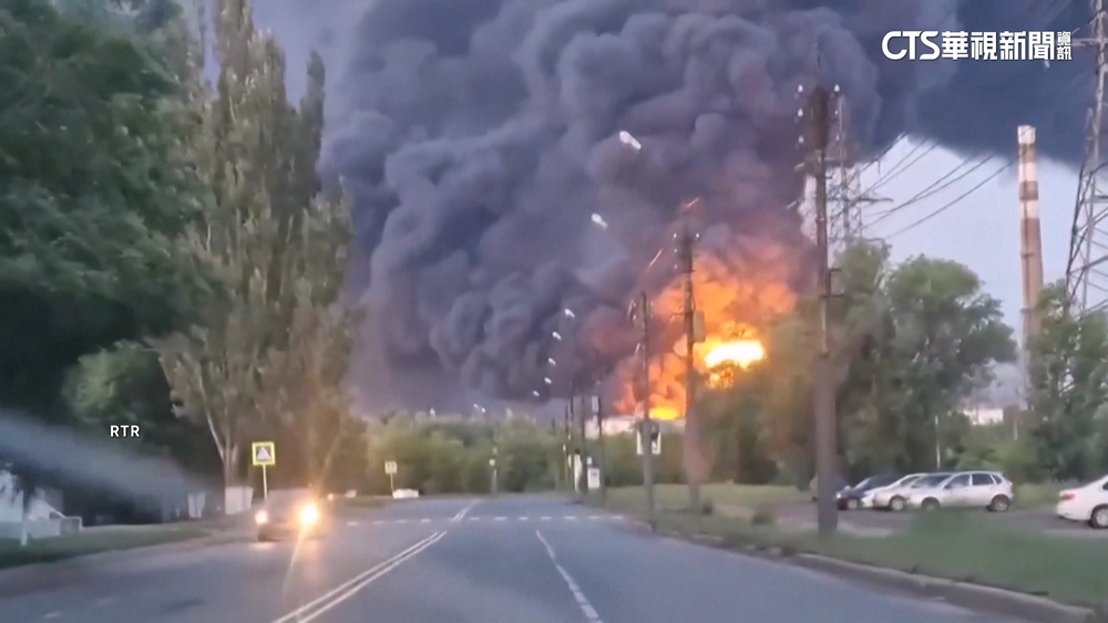 烏克蘭空襲俄國西部　空軍基地油庫爆炸起火