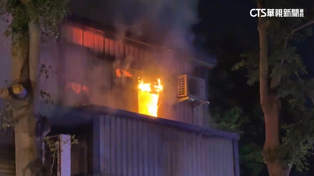 電動工具工廠火警！　連棟鐵皮屋竄火舌.頻傳爆炸聲