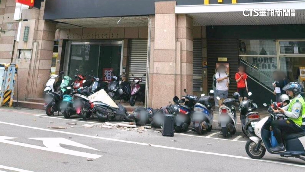 苗栗鯨友百貨外牆瓷磚墜落　砸毀6機車