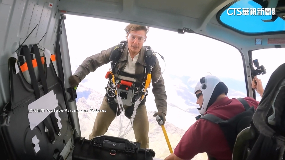 阿湯哥新作挑戰火焰跳傘16次　勇破金氏紀錄