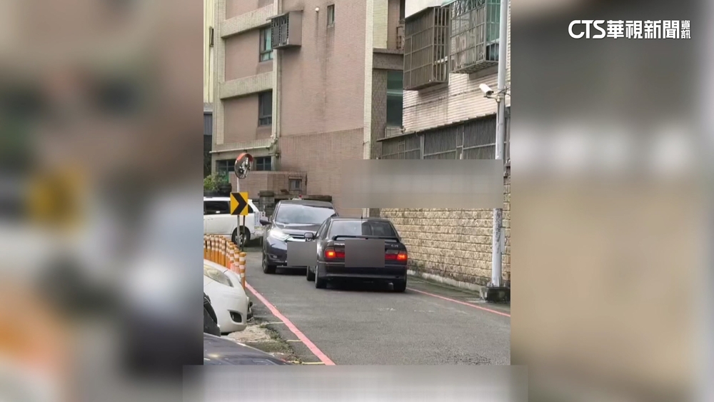 從天亮等到天黑　兩部車互不相讓「卡巷弄1.5小時」