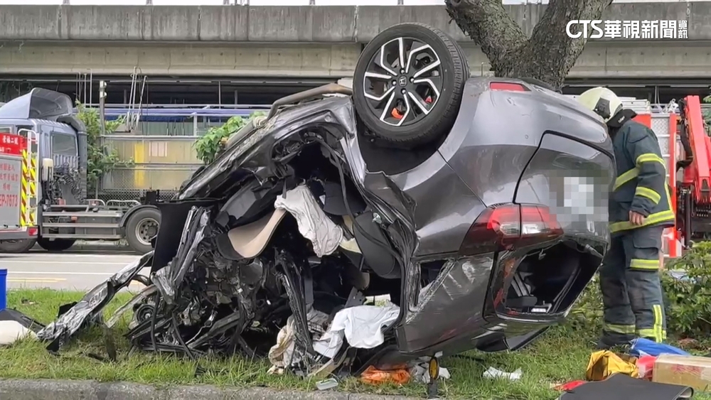 飛車「連切2車道」撞遊覽車　翻覆變廢鐵母子亡