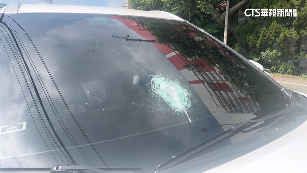 血滴子？　行駛中突遭鋼條砸車　工地挨罰9萬.停工