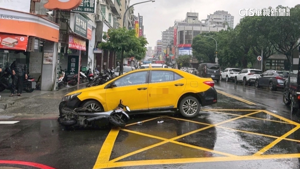 小黃鬼切害機車追撞　騎士一度受困車底送醫