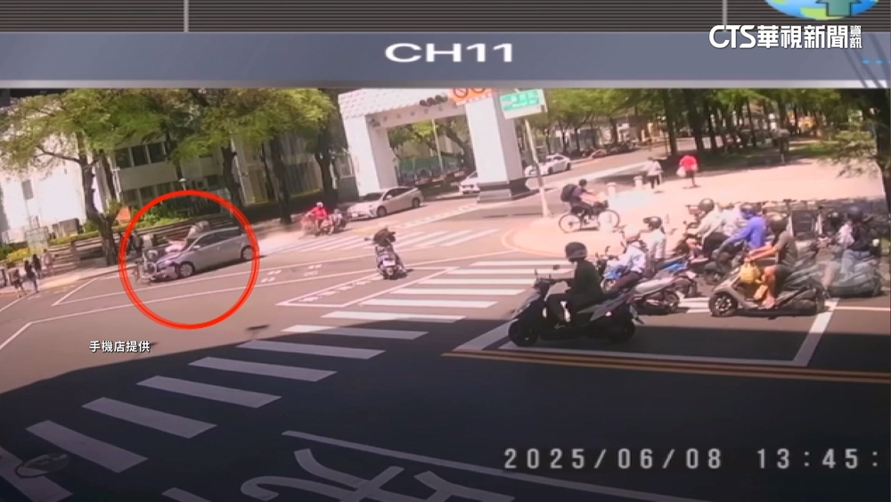 76歲婦成大旁開車暴衝！　撞倒29輛機車　釀1死2傷