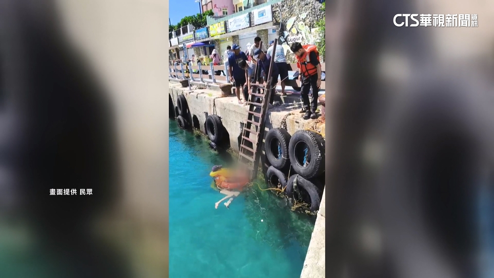 遊小琉球狀況多！親友一言不合跳海　雙載撞友人機車