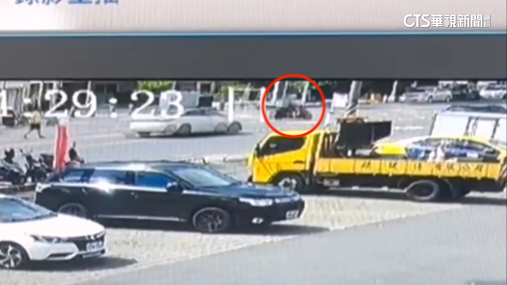 高雄鳳山死亡車禍　69歲騎士變換車道遭轎車追撞亡