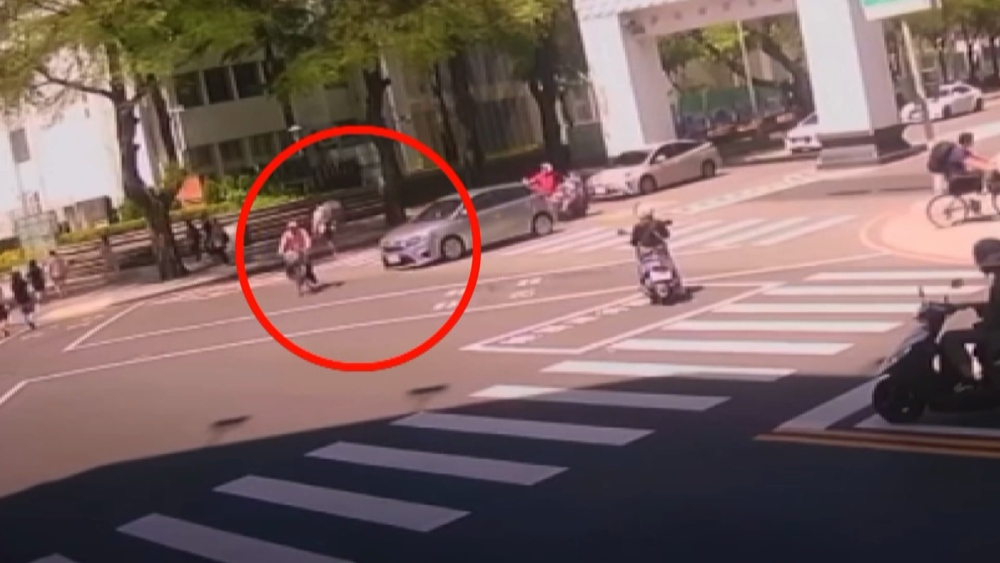 成大旁開車暴衝釀1死2傷　76歲婦改口稱「煞車失靈」10萬交保