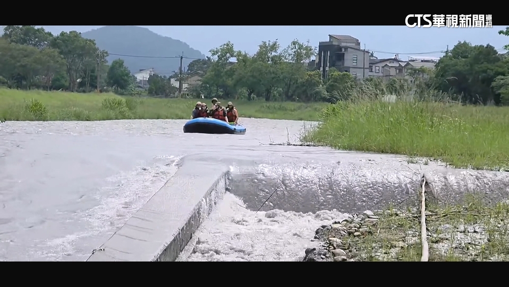 竹竿戳破橡皮艇？　宜蘭安農溪泛舟9人落水1死5傷