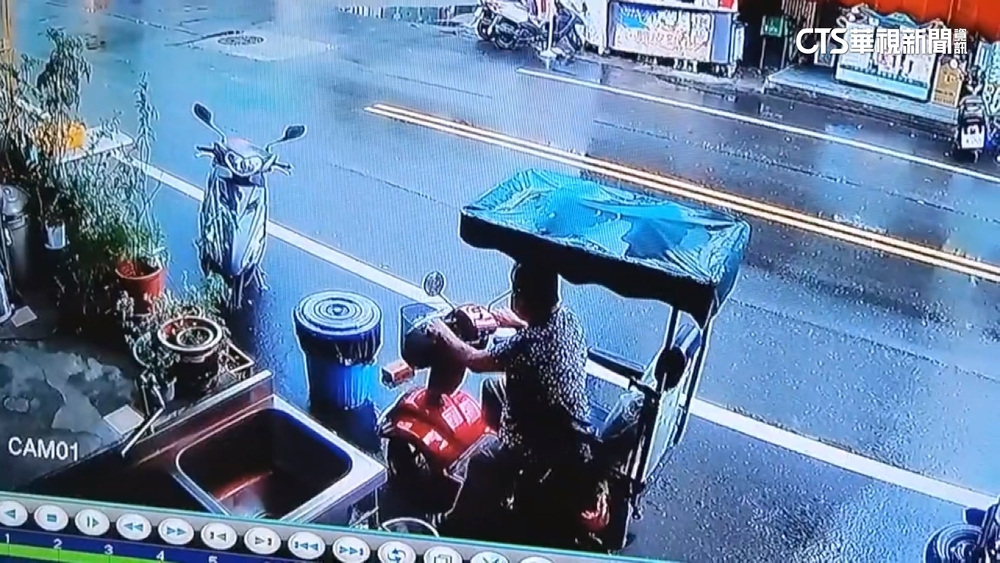 婦騎電動車「打招呼」就出事！　失控撞機車.垃圾桶肇逃