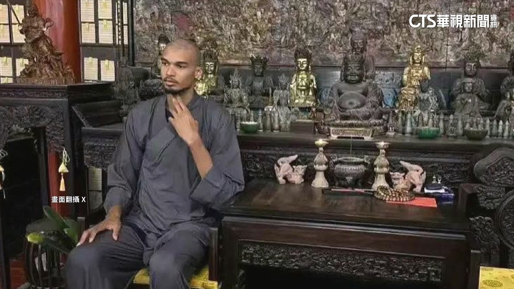 NBA馬刺新星「斑馬」出家？！　剃光頭.披袈裟造型曝