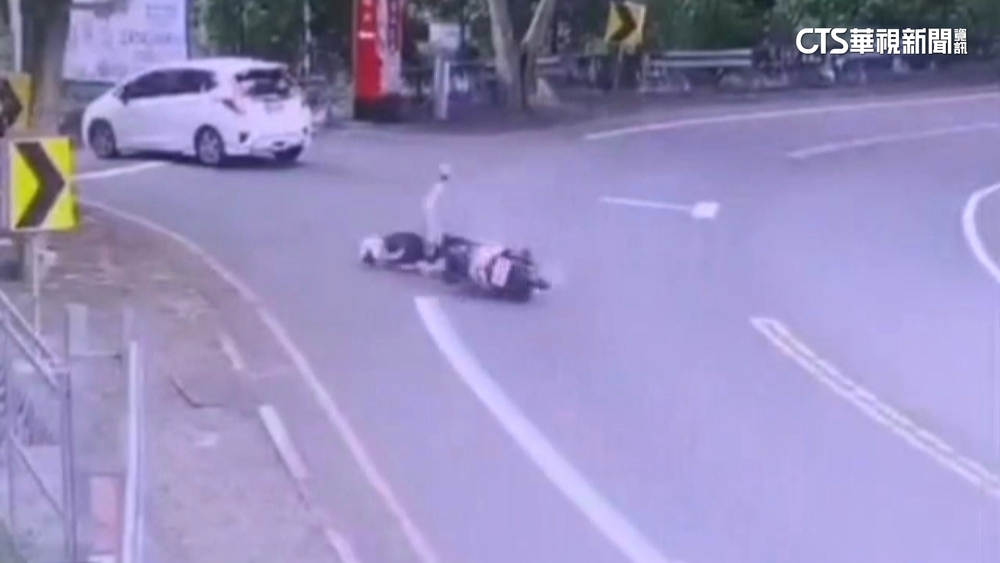 18歲男無照騎經139縣道「死亡彎道」　　壓車失控摔傷