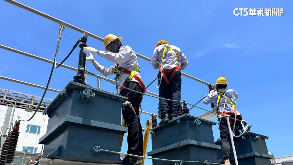 台電設備故障！旗津大規模停電近1小時　店家.客人熱到崩潰