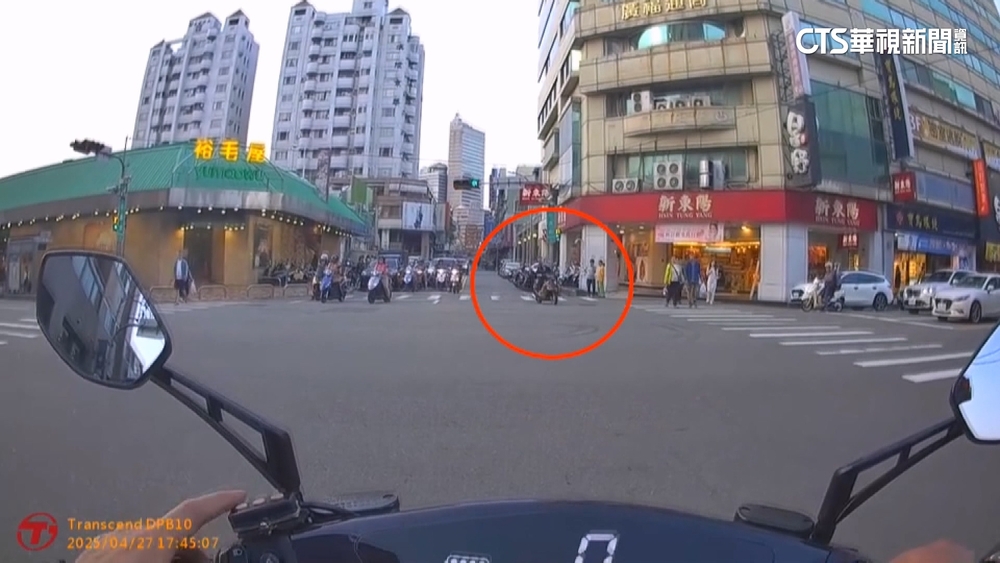 無照闖紅燈不讓行人　女騎士「3合1」違規最重罰3萬5