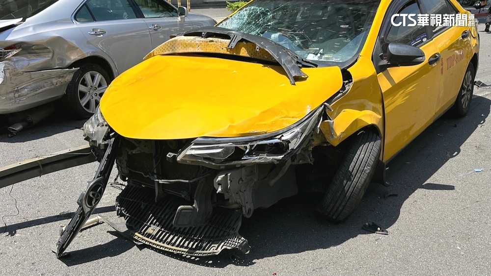 計程車疑未注意號誌撞2車　女騎士送醫不治